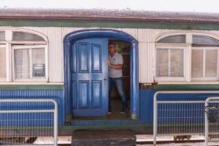 José abriu a porta único vagão que sobrou na antiga estação (Foto: Henrique Kawaminami)