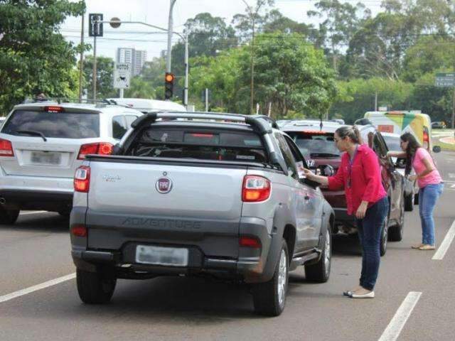 Trabalhadores realizam blitz informativa sobre preven&ccedil;&atilde;o do c&acirc;ncer
