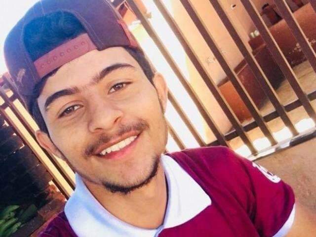 Jovem morre ap&oacute;s colis&atilde;o entre motos durante disputa de manobras