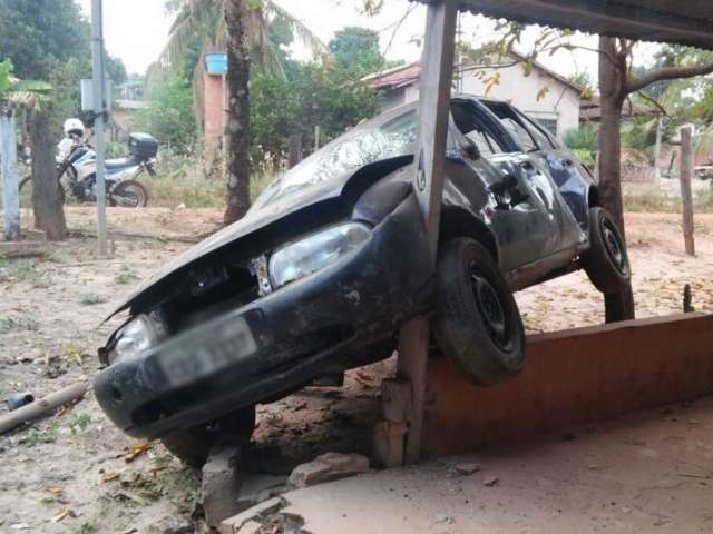 Motorista perde controle de carro, invade casa e para dentro de varanda