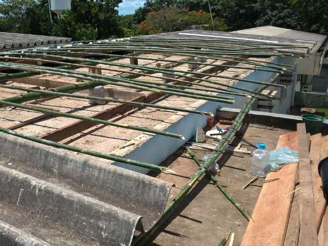Chuva destelha pelot&atilde;o e PM trabalha em pr&eacute;dio sem luz e coberto com lona