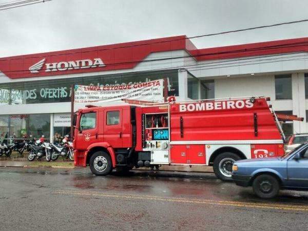 Curto-circuito causa princ&iacute;pio de inc&ecirc;ndio e susto em loja de motos