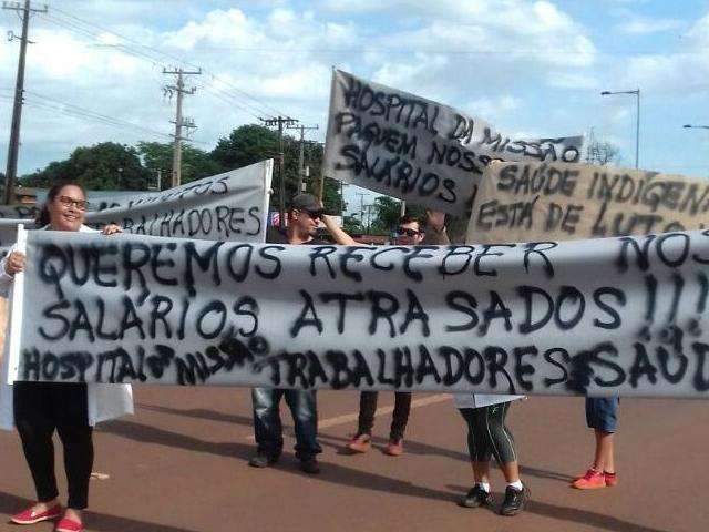 Funcion&aacute;rios de hospital bloqueiam rodovia por atraso em sal&aacute;rio
