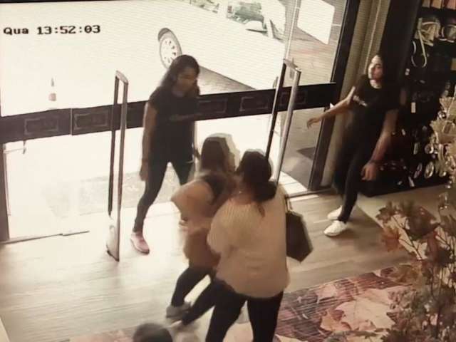 Mulher ganha tornozeleira eletr&ocirc;nica depois de ser flagrada furtando roupas