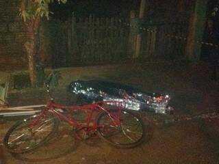 Pedreiro voltava de bicicleta para casa quando foi morto a tiros (Foto: Vicentina Online)