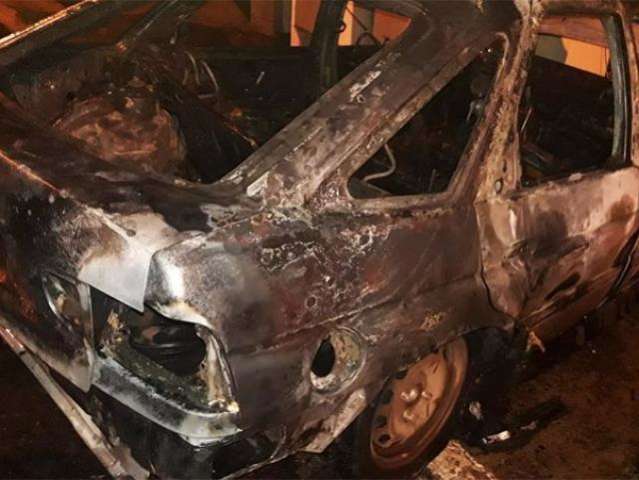 Morador tem carro destru&iacute;do por inc&ecirc;ndio durante a madrugada