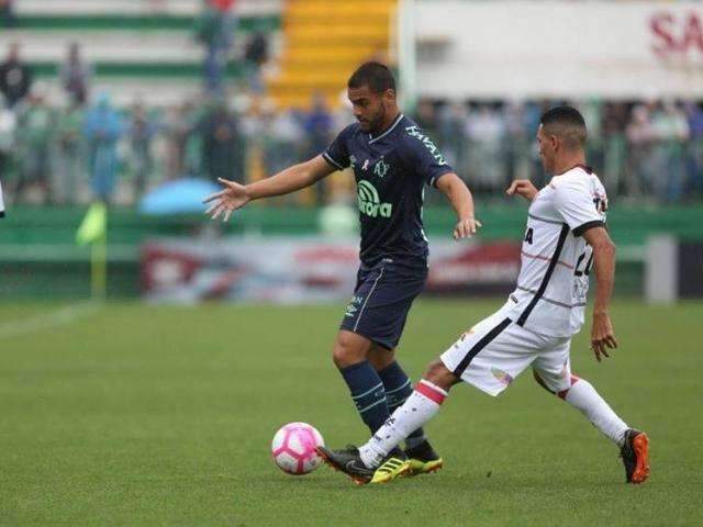 Fora de casa, Vit&oacute;ria bate a Chapecoense e joga catarinenses para o Z-4