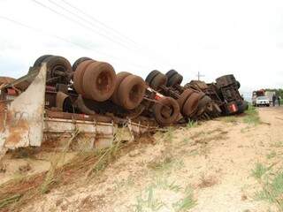 Carreta tombada as margens da rodovia MS-480 (Foto: Acácio Gomes / Nova News)