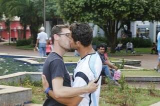 Corajosos, Igor e Theodoro aceitaram dar a cara à tapa para levantar bandeira de que beijo gay pode ser dado em público. (Foto: Gerson Walber)