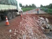 Com tr&acirc;nsito em meia pista, PRF alerta que BR-163 pode ter novas interdi&ccedil;&otilde;es
