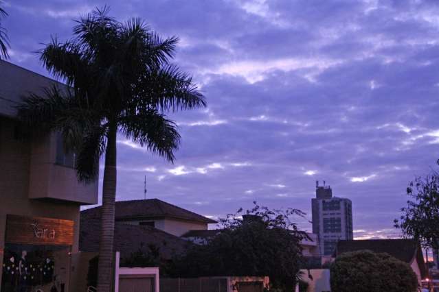 Quarta-feira amanhece com temperatura amena e pode chover na Capital