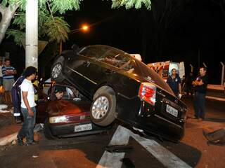 Sentra invadiu canteiro e foi parar sobre o Fiat Uno na madrugada deste domingo (Foto: Eduardo Efrain/Getty Images)