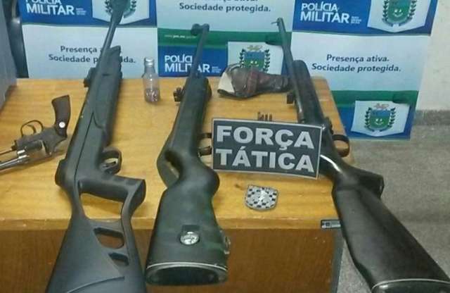 Ao atender ocorr&ecirc;ncia, pol&iacute;cia encontra quatro armas de fogo em resid&ecirc;ncia
