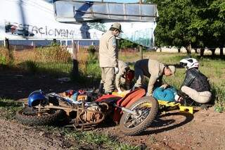Motociclista sendo atendido pela equipe de resgate do Corpo de Bombeiros. (Foto: Fernando Antunes)