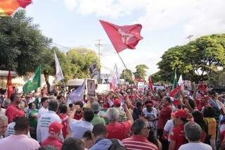 Manifestantes em frente a TV Morena, filiada da Rede Globo em MS. (Foto: Alan Nantes)
