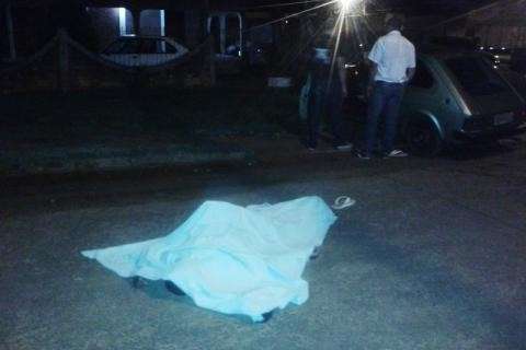 Homem &eacute; assassinado com 13 facadas quando chegava em casa