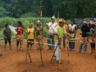 Índios que lutam pela demarcação de terra em Amambai (Foto: O Progresso)