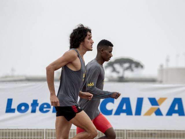 Refugiado forma dupla com atleta de MS e conquista ouro no atletismo
