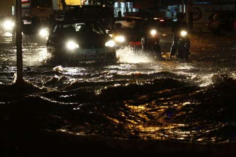 Bairros ficam sem energia elétrica devido a forte chuva que atinge a Capital