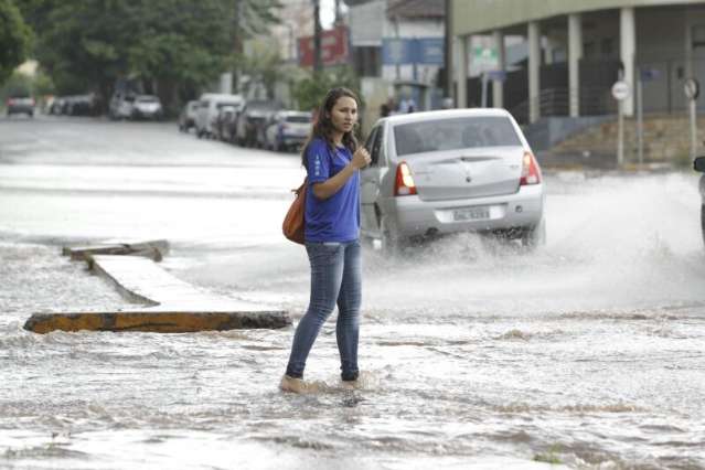 Chuva forte atinge bairros localizados na sa&iacute;da para Sidrol&acirc;ndia