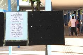 Cartaz informando sobre a morte do professor foi pregado na entrada da escola. (Foto: Marcos Ermínio)