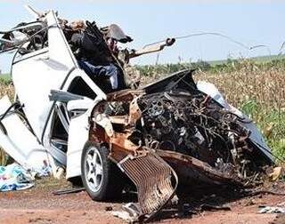 VW Santana ficou completamente destruído (Foto: Flávio Paes/Região News)