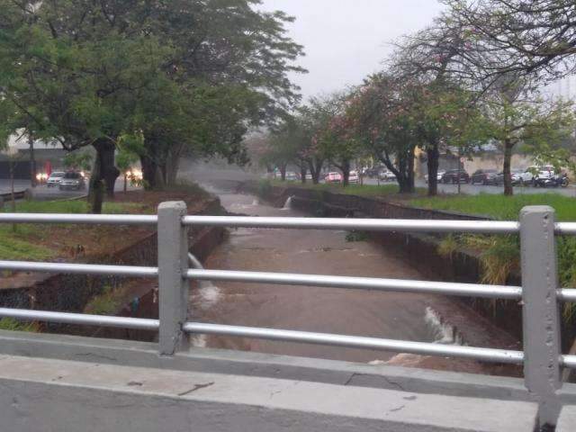 Chuva forte enche ruas e provoca queda de energia no Centro 