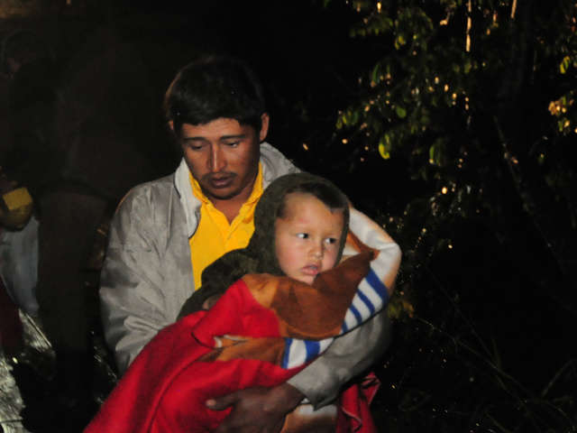 A p&eacute;, bombeiros buscam motorista desaparecido em rio com ajuda de capataz