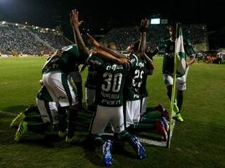 Jogadores comemorando a goleada desta noite no Pacaembu. (Foto: Cesar Greco/Ag Palmeiras/Divulgação) 
