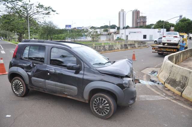 Motorista n&atilde;o respeita sinal e tr&ecirc;s ficam feridos em colis&atilde;o
