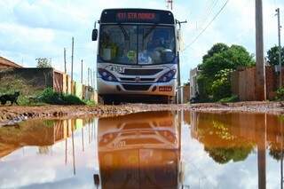 Buracos prejudicam o tráfego de ônibus na região (Foto: Marcos Ermínio)