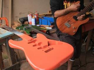Todo processo para compor uma guitarra é feito por ele. (Foto: Marina Pacheco)