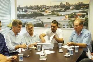 Vereadores receberam projeto de orçamento, entregue por secretários municipais (Foto: Chico Leite/Divulgação)