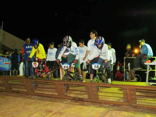  Prova noturna do Estadual de Bicicross re&uacute;ne 60 pilotos em Sidrol&acirc;ndia