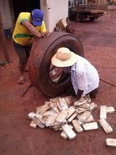 Na borracharia, pneus foram removidos e polícia encontrou 382 tabletes de maconha (Foto: Divulgação/PMR)