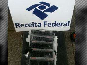 Receita Federal apreende 2,6 kg de coca&iacute;na escondida em fundo falso de mala