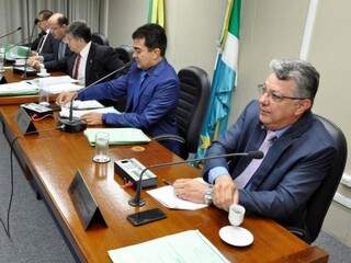 Deputados Gerson Claro (PP), José Carlos Barbosa (DEM), Lídio Lopes (Patri), Marçal Filho (PSDB) e Evander Vendramini (PP), durante reunião da CCJR (Foto: Assessoria/ALMS)