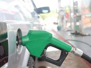 Carro abastece em posto de Campo Grande: Procon recomenda pesquisa para economizar na gasolina (Foto: divulgação)
