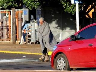 Nesta manhã, na Avenida Fábio Zahram, a reportagem encontrou com um homem de 50 anos. Sem dizer o nome, o andarilho estava enrolado em uma manta recebida de doação . (Foto: Saul Schramm)