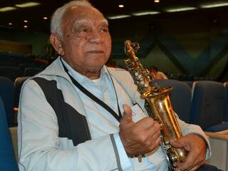 Aos 93 anos, Sarrafo é cheio de histórias para contar e composições para cantar