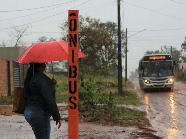 Chuva &eacute; bom, mas como pegar &ocirc;nibus em mais de mil pontos sem abrigo?