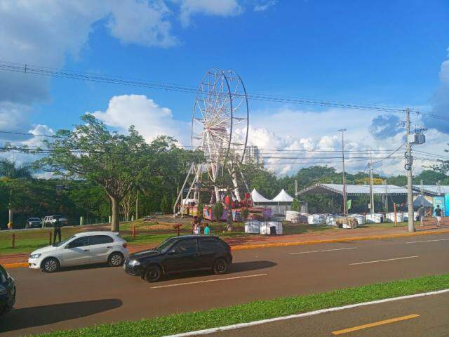 Com 20 metros de altura, roda-gigante começa a funcionar na Cidade do Natal  - Diversão - Campo Grande News