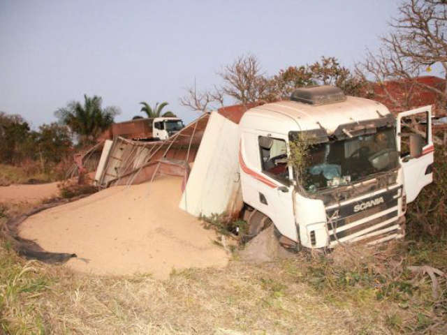  Carreta carregada de soja tomba na BR-163 em Rio Verde