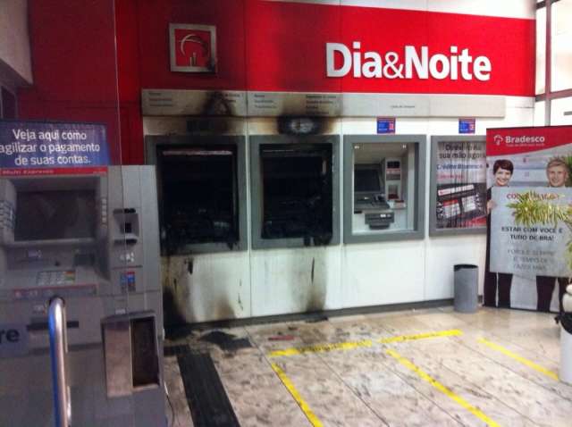 Caixas s&atilde;o destru&iacute;dos durante inc&ecirc;ndio em ag&ecirc;ncia banc&aacute;ria de Deod&aacute;polis