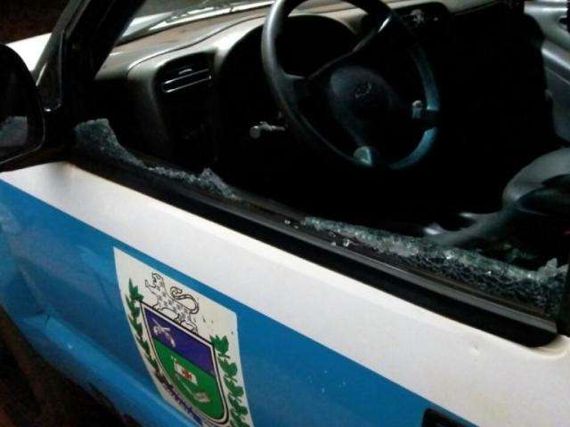 Policiais abordam ve&iacute;culo e s&atilde;o surpreendidos com mais de 40 tiros