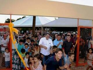 Ao centro da Imagem, prefeito da cidade rodeado das criança, durante a inauguração do parque nesta sexta-feira (01). (Foto: Divulgação) 