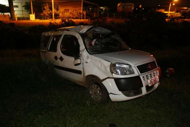 Pedestre morre ao ser atropelado por van que capota e fere tr&ecirc;s pessoas 