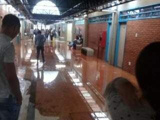 Corredor de bloco da UFMS cheio de água após chuva forte na região sul (Foto: Direto das Ruas) 