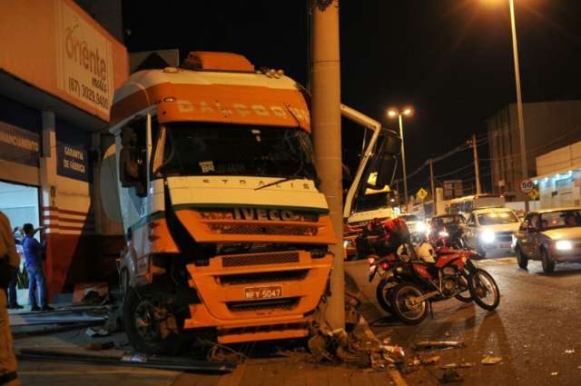 Carreta com querosene perde dire&ccedil;&atilde;o, invade cal&ccedil;ada e bate em poste na Zahran