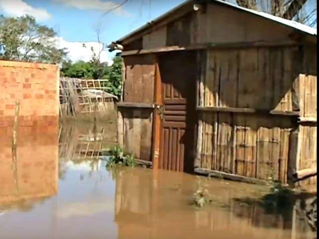 Cheia de rio afeta 20 fam&iacute;lias e cidade pode aumentar &aacute;reas de risco